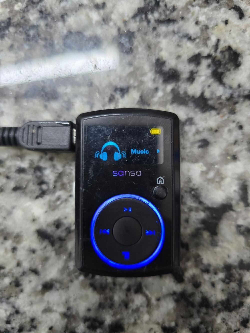 Used SanDisk Sansa Clip MP3 Player -works but only while charging